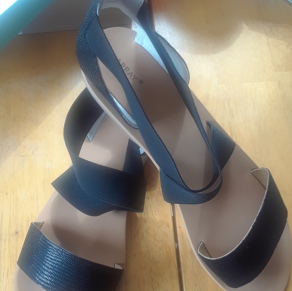 NWT🌻 Array Black Sandal🌻